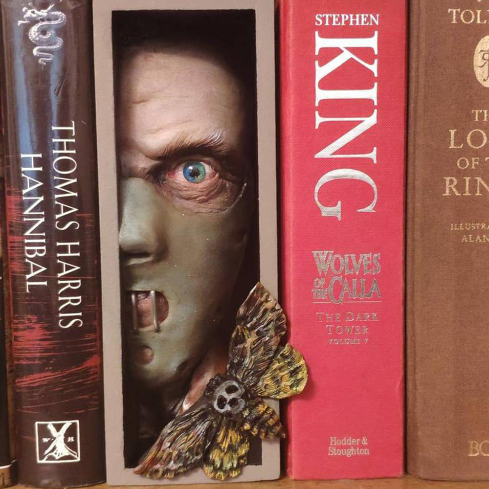 Peeping On The Bookshelf Booknook